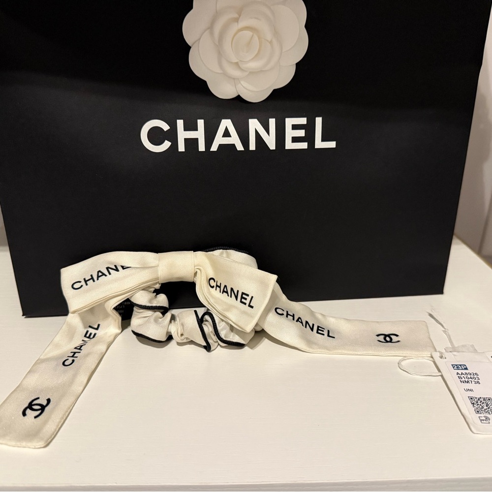 CHANEL HAIR TIE SILK OFF WHITE PREOWNED